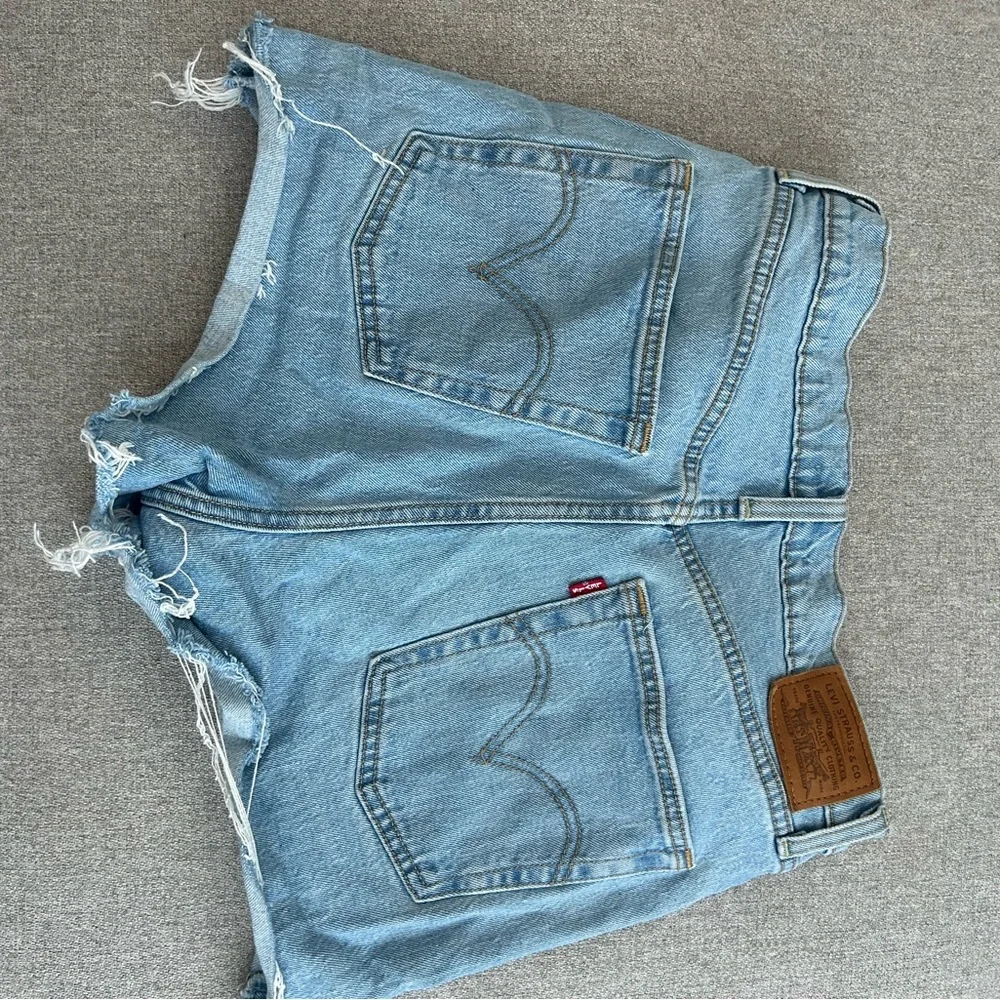 LEVI’s rib cage  Light Blue Denim Shorts - Picture 2 of 3